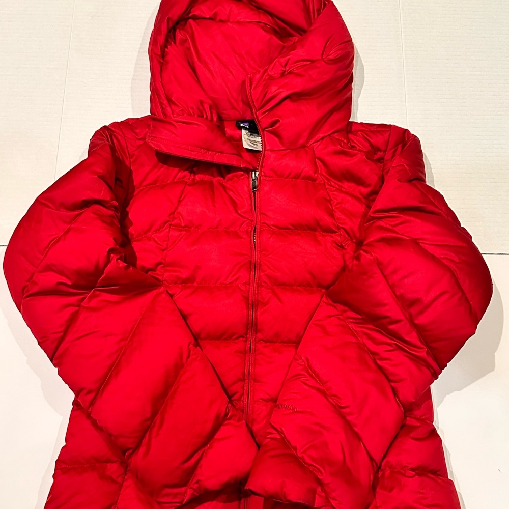 Patagonia Women’s small Red hooded Puffer Jacket